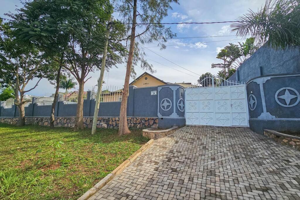 Complete 4-Bedroom House Facing Kigali Golf Course ภายนอก รูปภาพ